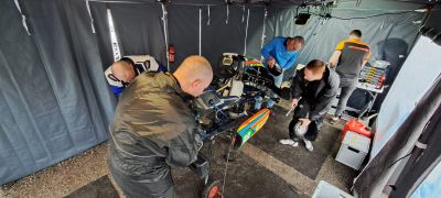 reparatie kart
na een kromme achteras een bliksemsnelle wissel. en weer verder trainen
